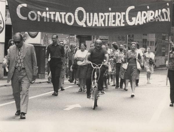 Milano - Manifestazione del comitato di quartiere Garibaldi - Corteo - Striscione