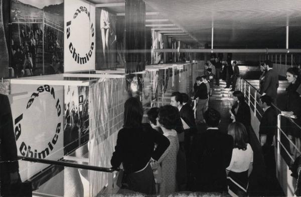 Milano - 46 Fiera Campionaria 1968 - Interno - Padiglione Montecatini Edison - Esposizione "La chimica ci veste" - Visitatori