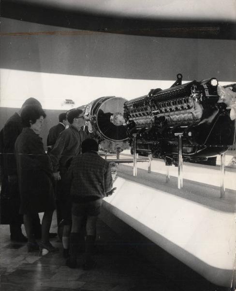 Milano - 46 Fiera Campionaria 1968 - Interno - Padiglione Fiat - Esposizione di un motore - Visitatori