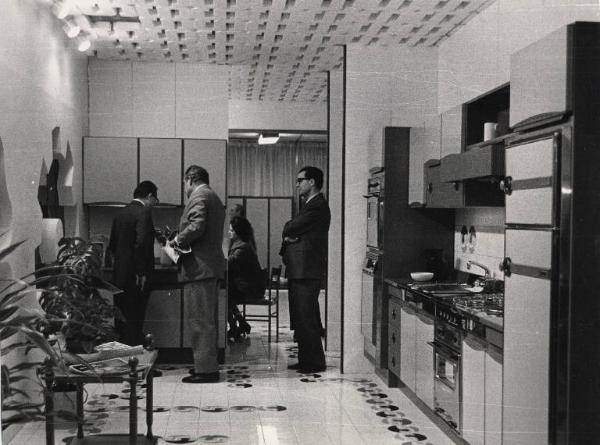 Milano - 46 Fiera Campionaria 1968 - Interno - Padiglione mobilio - Stand cucine