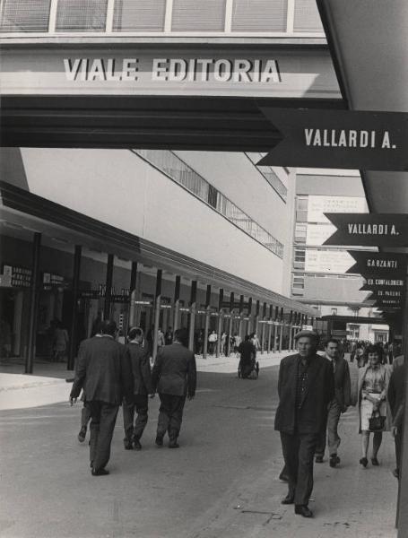 Milano - 45 Fiera Campionaria 1967 - Viale Editoria con stand degli editori di libri - Visitatori