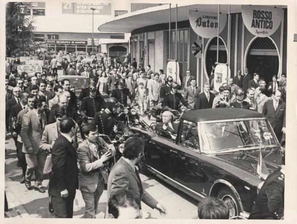 Milano - 49 Fiera Campionaria 1971 - Inaugurazione - Arrivo del Presidente della Repubblica Giuseppe Saragat in automobile - Fotografi