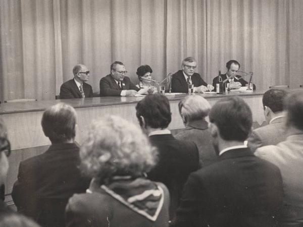 Milano - 50 Fiera Campionaria 1972 - Interno - Padiglione Urss - Conferenza - Tavolo della presidenza con oratori