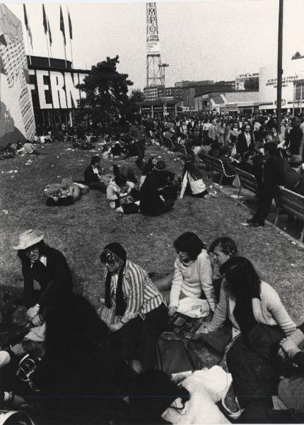 Milano - 55 Fiera Campionaria 1977 - Viale interno - Folla di visitatori