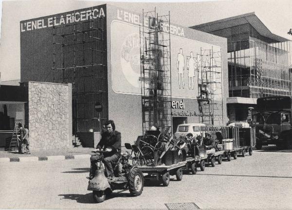 Milano - 55 Fiera Campionaria 1977 - Padiglione Enel - Allestimento - Operai al lavoro - Carrello