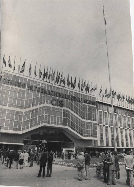 Milano - 57 Fiera Campionaria 1979 - Viale Industria - Inaugurazione con alzabandiera - Palazzo delle Nazioni - Insegna Centro Internazionale degli Scambi Cis - Bandiere dei paesi partecipanti