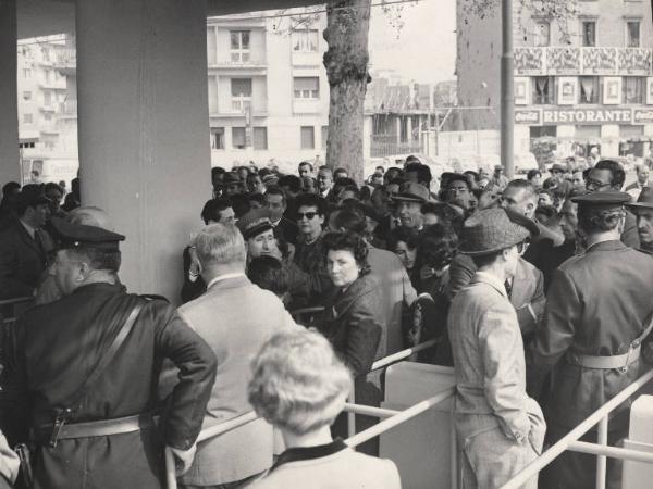 Milano - 38 Fiera Campionaria 1960 - Giornata del compratore - Ingresso - Visitatori davanti ai cancelli - Polizia