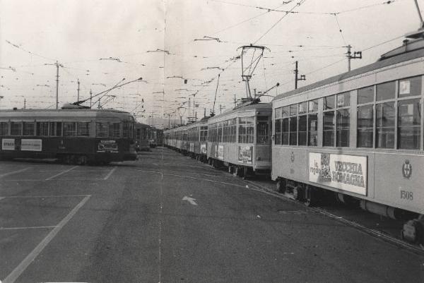 Milano - Deposito Atm di tram - Tram parcheggiati - Pubblicità sui tram