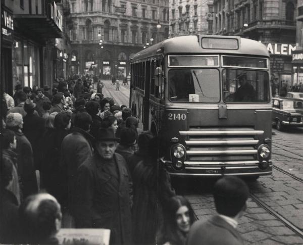 Milano - Fermata dell'autobus - Folla - Autobus in arrivo