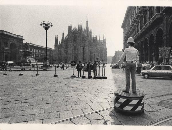 Milano - Piazza del Duomo chiusa al traffico - Catenelle impediscono l'ingresso dei veicoli - Vigile su pedana - Il Duomo