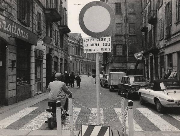 Milano - Via Festa del Perdono - Zona pedonale - Cartello stradale di divieto di accesso