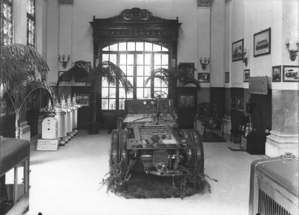 Milano - Fiera campionaria del 1933 - Padiglione della Breda - Sala interna - Autocarro elettrico