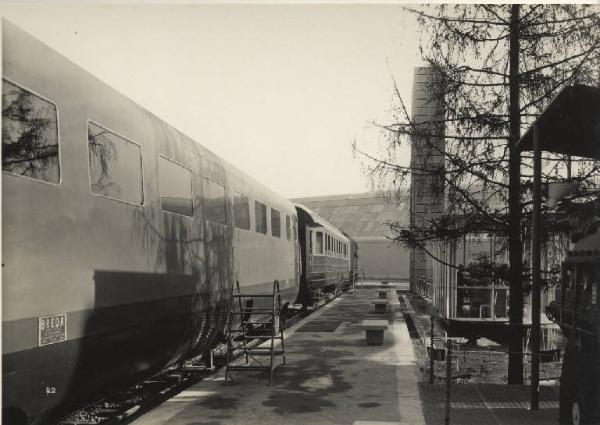 Milano - Fiera campionaria del 1947 - Padiglione della Breda - Esterno - Carrozza ferroviaria