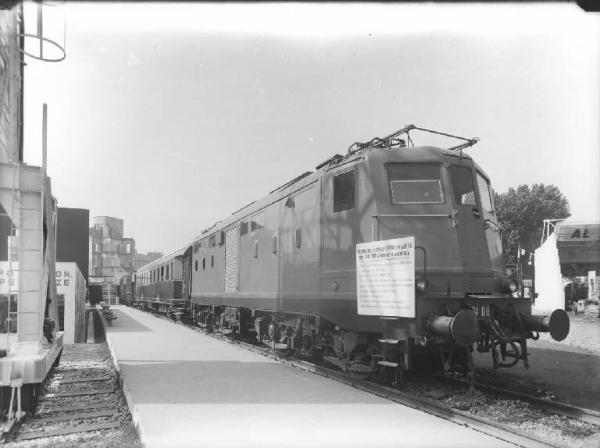 Milano - Fiera campionaria del 1949 - Area espositiva della Breda - Locomotiva elettrica E.424.011 per le Ferrovie dello Stato