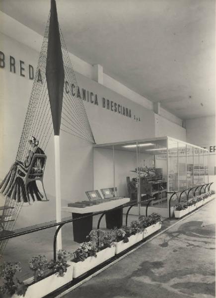 Milano - Fiera campionaria del 1953 - Stand della Breda meccanica bresciana - Telai per calze tipo "Cotton"