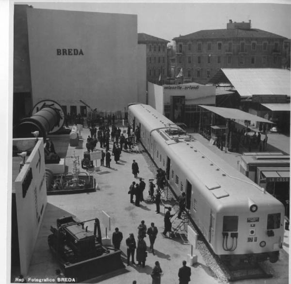Milano - Fiera campionaria del 1956 - Padiglione della Breda - Esterno - Treno per l'India