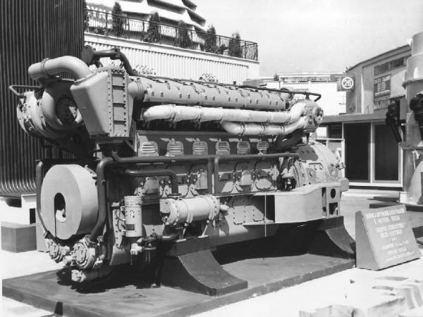 Milano - Fiera campionaria del 1966 - Padiglione della Breda - Esterno - Gruppo generatore diesel-elettrico per locomotive realizzato dalla fabbrica automobili Isotta Fraschini e motori Breda