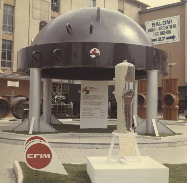 Milano - Fiera campionaria del 1972 - Padiglione dell'EFIM - Esterno - Coperchio di contenitore a pressione per reattore nucleare costruito dalla Breda termo meccanica e locomotive