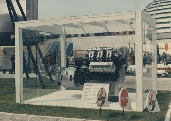 Milano - Fiera campionaria del 1972 - Padiglione dell'EFIM - Esterno - Motore diesel costruito dalla Fabbrica automobili Isotta Fraschini e motori Breda
