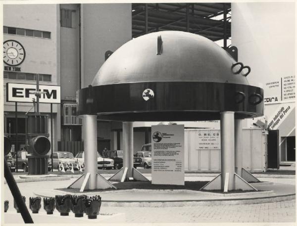 Milano - Fiera campionaria del 1972 - Padiglione dell'EFIM - Esterno - Coperchio di contenitore a pressione per reattore nucleare