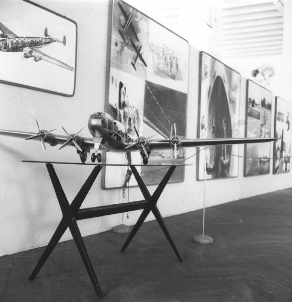 Milano - Mostra del Turismo del 1947 - Stand della Breda - Modellino di aereo