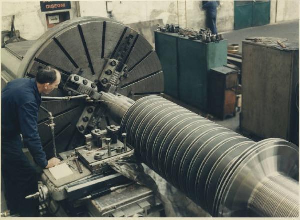 Sesto San Giovanni - Finanziaria Ernesto Breda (Feb) - Breda termomeccanica e locomotive - Reparto lavorazioni meccaniche - Rotore di turbina a vapore in lavorazione