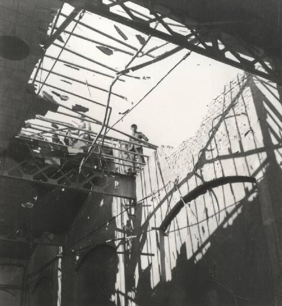 Sesto San Giovanni - Società italiana Ernesto Breda per costruzioni meccaniche (Sieb) - Stabilimenti di produzione - Danni di guerra dopo i bombardamenti del 22/04/1945