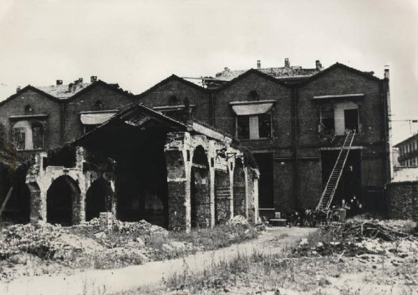 Milano - Via Bordoni - Società italiana Ernesto Breda per costruzioni meccaniche (Sieb) - Stabilimenti di produzione - Danni di guerra dopo i bombardamenti del 13/08/1943