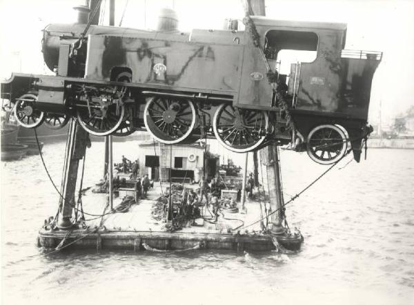 Porto di Genova - Imbarco della locomotiva a vapore E.S.R. 126 per le Ferrovie dell'Egitto costruita dalla Breda