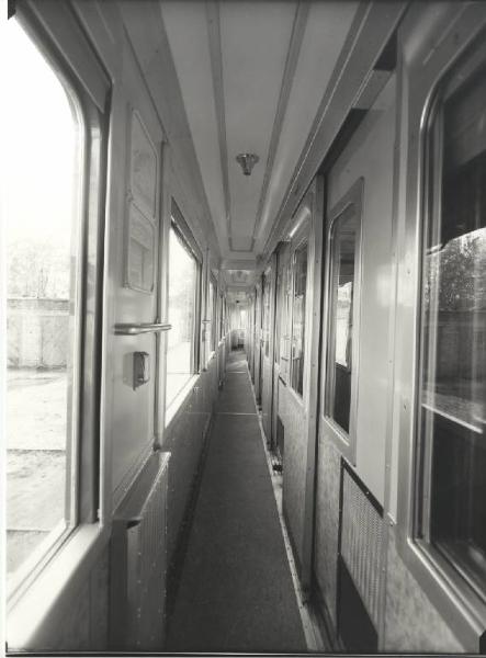 Ernesto Breda (Società) - Carrozza ferroviaria Az 20538 di prima classe per le Ferrovie dello Stato (FS) - Interno - Corridoio