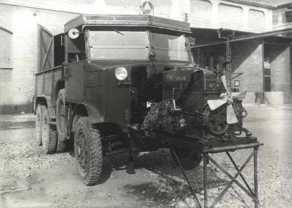 Ernesto Breda (Società) - Autocarro militare Breda 51 "Dovunque" - Operazione estrazione motore