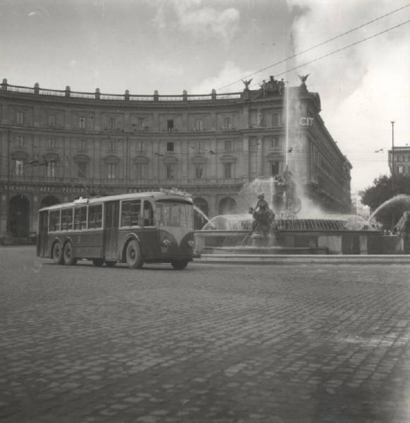 Roma - Filobus a tre assi dell'Azienda Tramvie ed Autobus del Comune di Roma (ATAC) in circolazione