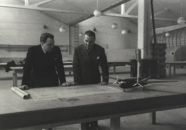 Ernesto Breda (Società) - Sezione V aeronautica - L'Ing. Mario Pittoni con un suo collaboratore al tavolo di lavoro