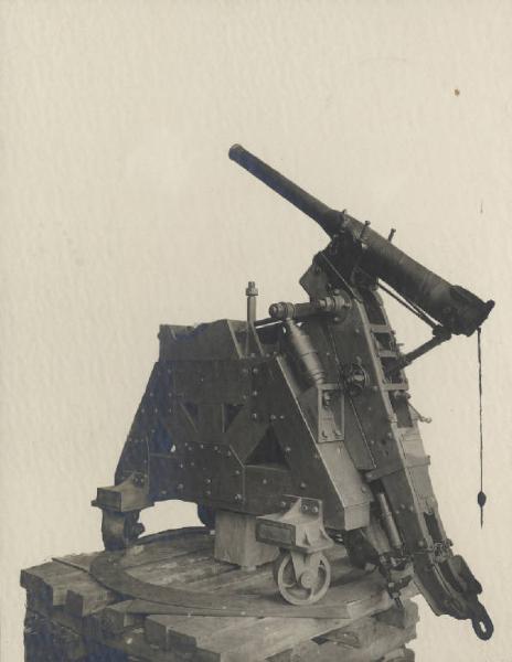 Ernesto Breda (Società) - Cannone antiaereo montato su affusto girevole