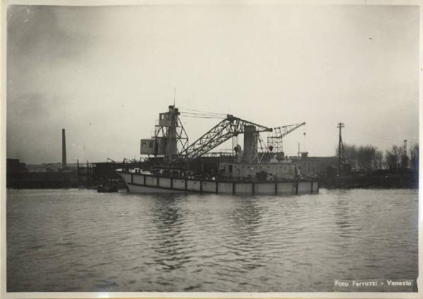 Ernesto Breda (Società) - Costruzioni per la marina militare - Serie di Pontoni salpancore da 50 tonnellate con gru girevole da 15 tonnellate