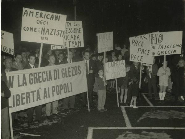 San Giuliano Milanese - Marcia della pace per il Vietnam e la Grecia - Gruppo di manifestanti recanti cartelli di protesta - Bambini