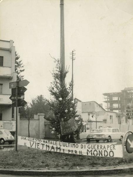 Novate Milanese - Albero di Natale in strada - Cartelli contro la guerra e per la pace nel mondo - Palazzi - Automobili