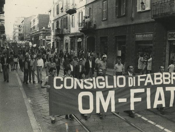 Milano - Manifestazione per il Vietnam - Corteo - Lavoratori con striscione OM-FIAT
