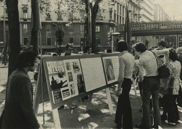 Milano - Mostra fotografica sul Vietnam - Cittadini osservano i pannelli