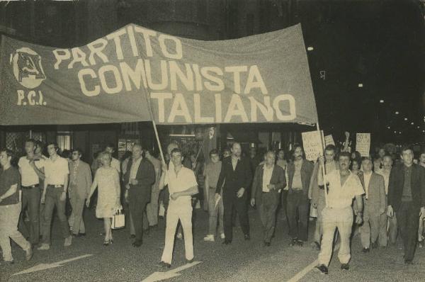Milano - Manifestazione per il Vietnam - Corteo notturno con striscione del Partito Comunista Italiano