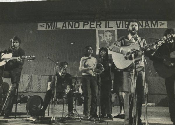 Milano - Manifestazione per il Vietnam - Esibizione canora con cantante e musicisti - Striscione - Immagine di Ho Chi Minh