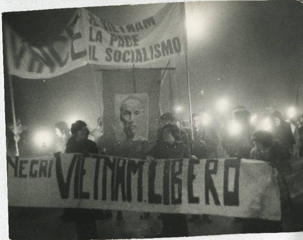 Milano - Manifestazione per il Vietnam - Fiaccolata notturna - Striscioni - Stendardo con immagine del volto di Ho Chi Minh