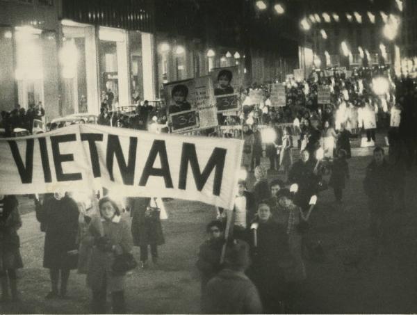 Milano - Manifestazione per il Vietnam - Fiaccolata notturna - Striscioni