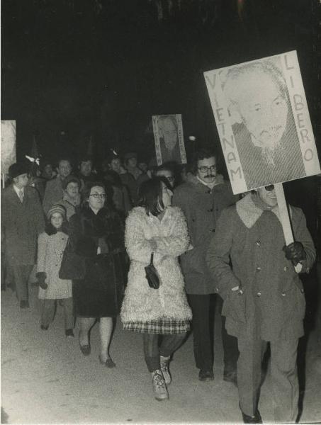 Milano - Quartiere Baggio - Manifestazione per il Vietnam - Corteo notturno - Uomo porta cartello con immagine di Ho Chi Minh