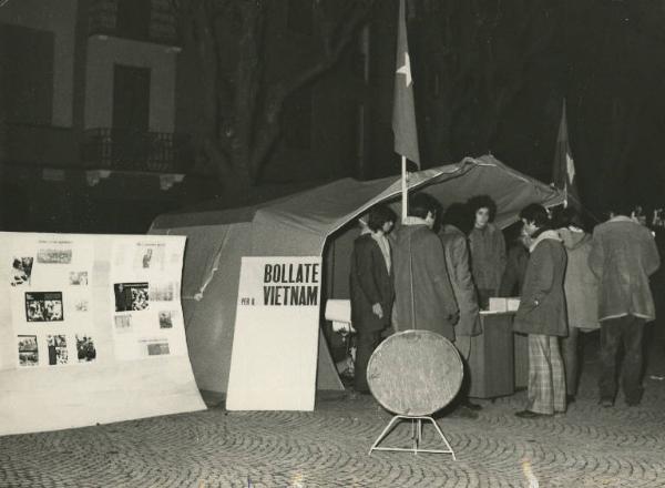 Bollate - Manifestazione notturna per il Vietnam - Tenda con postazione per raccolta firme - Cartelli e bandiere