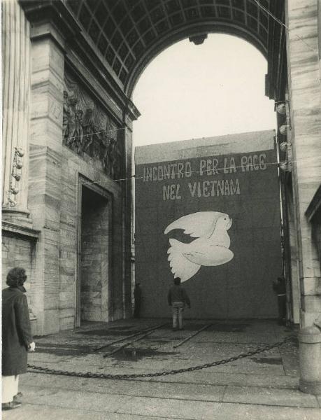 Milano - Arco della Pace - Manifestazione per la pace in Vietnam - Disegno di colomba su grande pannello
