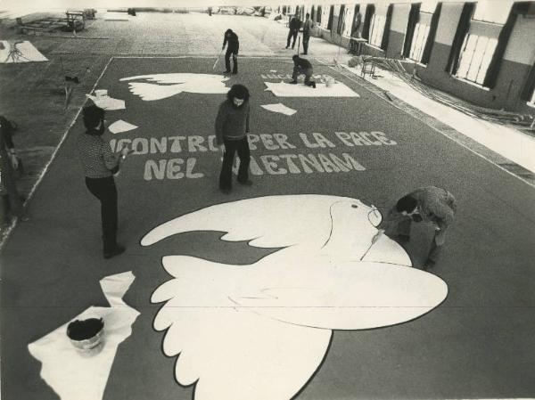 Milano - Teatro alla Scala - Laboratorio scenografico - Manifestazione per la pace in Vietnam - Preparazione pannello con colomba e scritta - Persone che dipingono
