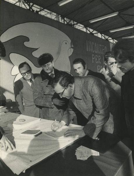 Milano - Arco della Pace - Raccolta di firme per la pace in Vietnam - Piero Bassetti firma la petizione - Striscione