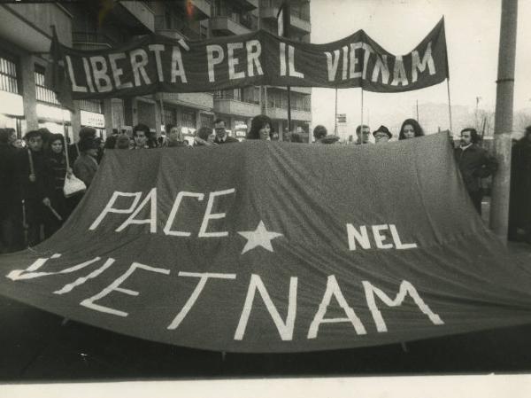 Milano - Piazza Udine - Manifestazione per la pace in Vietnam - Presidio di cittadini con striscioni