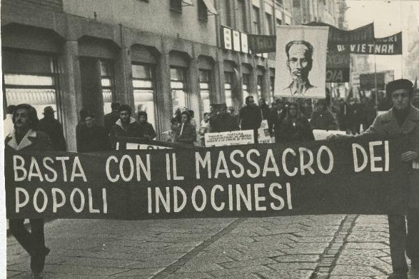 Parma - Manifestazione contro la guerra in Vietnam - Corteo con striscioni - Immagine di Ho Chi Minh